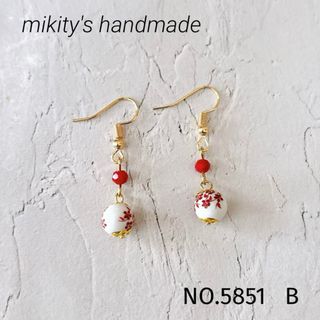 5851 B ☆ 陶器　小花柄ピアス　赤　和風ピアス