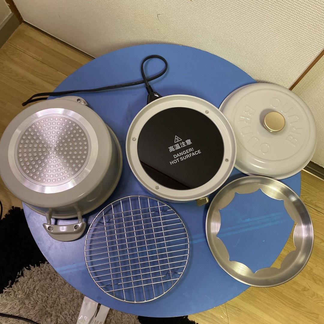 BRUNO(ブルーノ)のBRUNO ブルーノ マルチグリルポット グレージュ BOE065 スマホ/家電/カメラの調理家電(調理機器)の商品写真