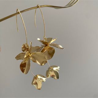 ステンレス製フープ　大ぶり　ゴールド　フラワー　花　ブライダルピアス　イヤリング