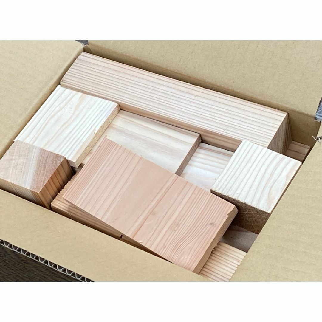 国産杉（無垢材）100％の端材詰め合わせ　約1.7㎏　杉　薪　端材　木端 スポーツ/アウトドアのアウトドア(その他)の商品写真