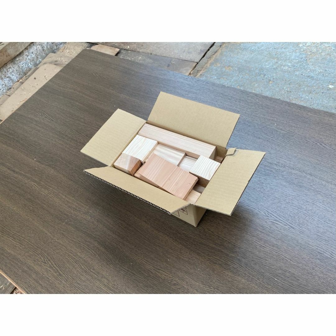 国産杉（無垢材）100％の端材詰め合わせ　約1.7㎏　杉　薪　端材　木端 スポーツ/アウトドアのアウトドア(その他)の商品写真