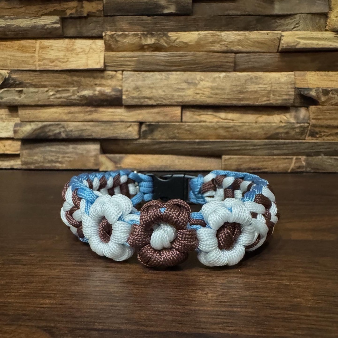 【ハンドメイド】パラコード首輪／ブラウン×アイスブルー×フラワー（犬用） ハンドメイドのペット(リード/首輪)の商品写真