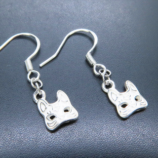 シルバー925 猫フェイスモチーフのコンパクトな大人可愛いピアス(ピアス)