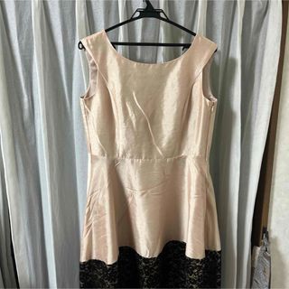 ベージュと黒のAラインドレス