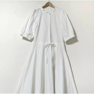 ジュノア(JUNOAH)のハリのあるふんわりしたコットンのフリルネックロングフレアワンピース(ロングワンピース/マキシワンピース)