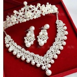 ★新品ピアス/イヤリング・ネックレス・ティアラ3点セットパールウェディング結婚式