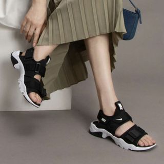 NIKE W CANYONSANDAL 24cm CV5515 BLACK B