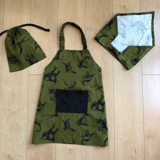 キッズエプロン　三角巾　巾着袋セット　ポケットあり　100〜120恐竜柄