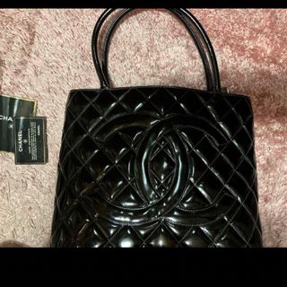 シャネル(CHANEL)の最終価格 シャネル 復刻版 トートバッグ エナメル シルバー(トートバッグ)