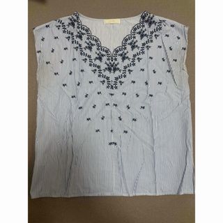 エニィスィス(anySiS)のanySiS 小花刺繍ブラウス(シャツ/ブラウス(半袖/袖なし))