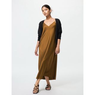 ユニクロ(UNIQLO)の【新品未使用】　UNIQLO  ブラウン　　　　　　サテンキャミソールワンピース(ロングワンピース/マキシワンピース)