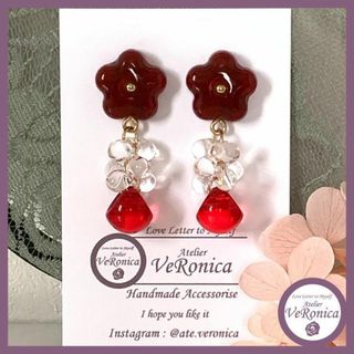 真っ赤なお花のしずくピアス　ハンドメイド　レジン　花　赤　レッド　しずく　雫