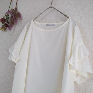 ドゥドゥ(DouDou)のDouDou・ドゥドゥ・半袖ブラウス・半袖トップス・アイボリー・フリル袖・M(シャツ/ブラウス(半袖/袖なし))
