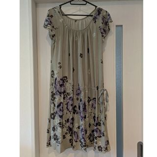 【美品】nasturtium 花柄 ひざ丈ワンピース グレーベージュ系　M(ひざ丈ワンピース)