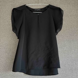 ジルスチュアート　トップス　ブラック　袖フリル　シャツ　ブラウス　カットソー