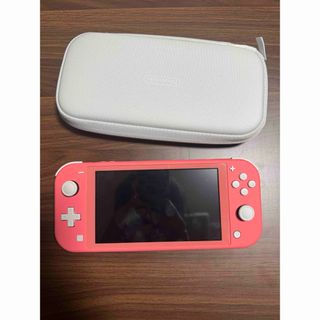 ニンテンドースイッチ(Nintendo Switch)のSwitch lite本体美品と充電器と白ケース付き(家庭用ゲーム機本体)
