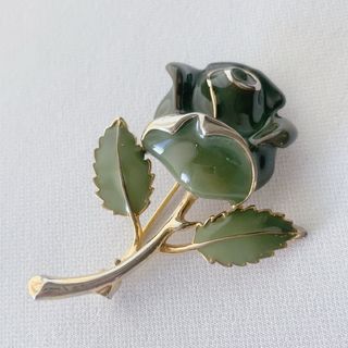 薔薇デザインのブローチ　裏側にロゴあり