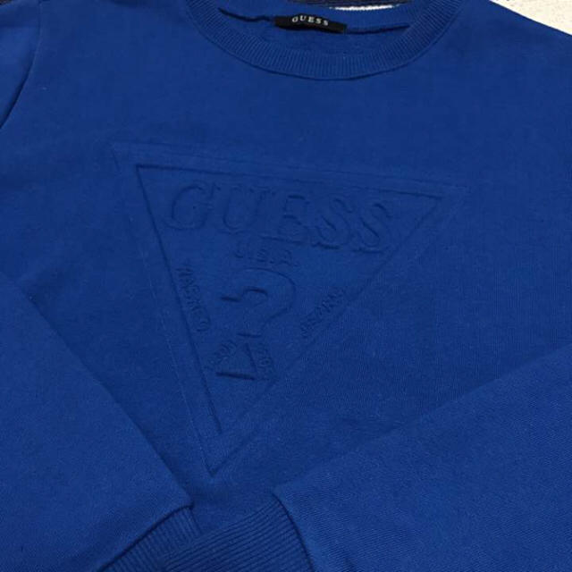 GUESS(ゲス)の新品 完売商品 guess  エンボスロゴクルースウェット ブルー メンズのトップス(スウェット)の商品写真