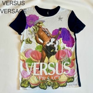 ヴェルサーチ(VERSACE)の【ヴェルサーチ】半袖 Tシャツ 総柄 ラインストーン マカロン 花柄 ギター(Tシャツ(半袖/袖なし))