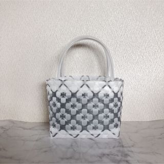 プラかごバッグ プラカゴ PPバンド ハンドメイド 花柄 グレー ホワイト(かごバッグ/ストローバッグ)
