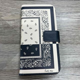 iPhone15pro ケース iPhoneケース 手帳型 バンダナ柄 白 黒