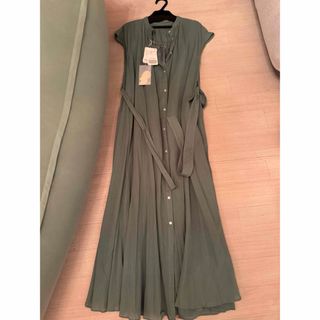 スローブイエナ(SLOBE IENA)のSLOBE IENA プリーツワンピース グリーン｜新品タグ付き 定価1万円(ロングワンピース/マキシワンピース)