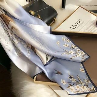 売れ筋商品♡　大判　スカーフ　バンダナ　花　ブルー　サテン　シルク風　高級感(バンダナ/スカーフ)
