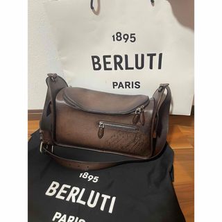 ベルルッティ(BERLUTI)の定価55万ベルルッティberluti ペリプルスクリットレザーバレルバッグ(ショルダーバッグ)