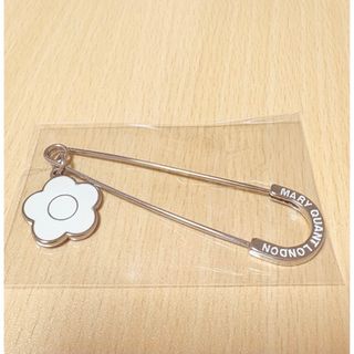 マリークヮント(MARY QUANT)の美品【MARY QUANT】フラワーチャーム 安全ピン(ブローチ/コサージュ)