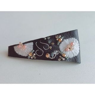 本革　ビーズ刺繍のヘアピン