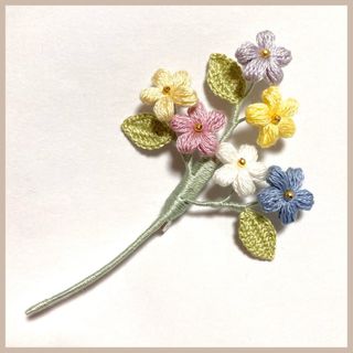 カラフルなお花のブローチ