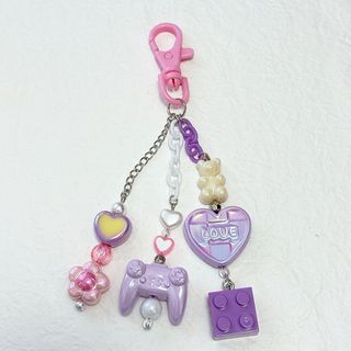 【新品未使用】ハンドメイド ビーズキーホルダー 紫(キーホルダー/ストラップ)