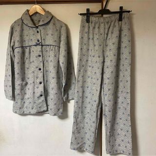 シマムラ(しまむら)の【美品】しまむら　M パジャマ　ルームウェア　花柄　キルティング　リボン　グレー(パジャマ)