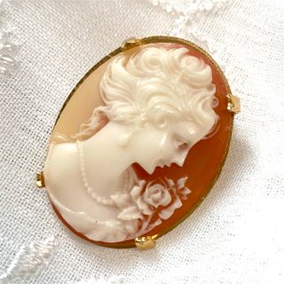 ヴィンテージ(VINTAGE)のヴィンテージブローチ カメオ シェル 貴婦人テラコッタ アンティークゴールド(ブローチ/コサージュ)