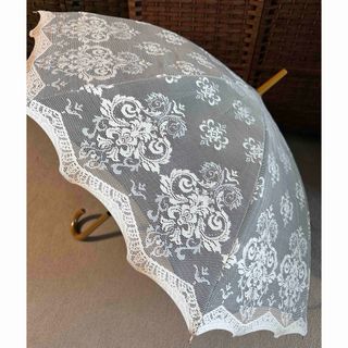 新品　白いレース模様の黒い日傘 (傘)