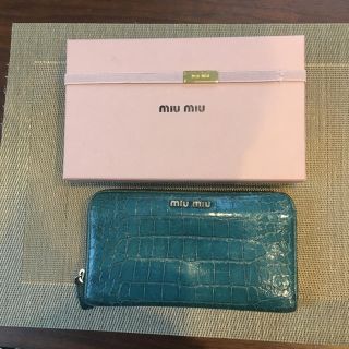 ミュウミュウ(miumiu)のmiumiu グリーン長財布(財布)