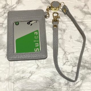 【匿名配送】グレー　リールストラップ付き　パスケース　カードホルダー(名刺入れ/定期入れ)