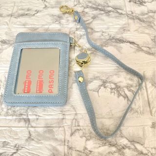 【匿名配送】ライトブルー　リールストラップ付き　パスケース　カードホルダー(名刺入れ/定期入れ)