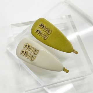 ミュウミュウ(MIU MIU)のM12227 ミュウミュウ ロゴ パテントレザー スエード ヘアクリップセット (ヘアピン)
