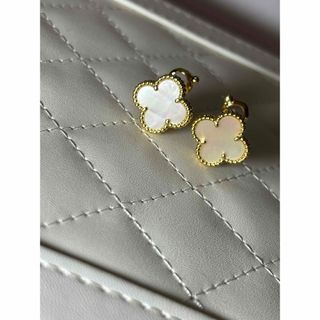 四葉のクローバー ピアス ホワイトパール ゴールド