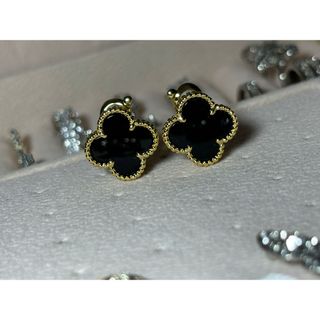 四葉のクローバー ピアス オニキス ゴールド(ピアス)