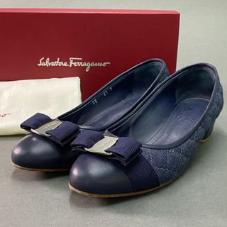 サルヴァトーレフェラガモ(Salvatore Ferragamo)のg29《美品》 Salvatore Ferragamo サルヴァトーレ フェラガモ VARA O DEN ヴァラリボン デニムパンプス 6 1/2 ネイビー ブルー シューズ 箱 保存袋有t18r(ハイヒール/パンプス)