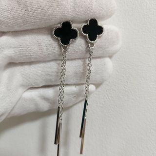 クローバー 花 ピアス ピアス ブラック(ピアス)
