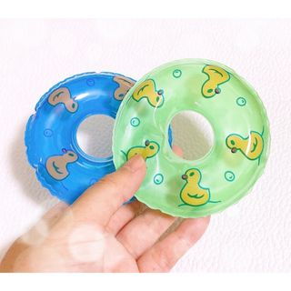 ミニチュア　あひる柄　浮き輪2個セット 青と黄緑色 ドールハウス