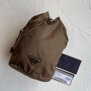 プラダ(PRADA)のPRADA プラダ 巾着 ポーチ バッグ アクセサリーポーチ カーキ ベージュ(ポーチ)
