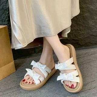 フラット リボン サンダル ホワイト 韓国 夏 リゾート 旅行 おしゃれ 軽量(サンダル)
