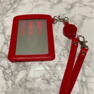 新品　レッド　リールストラップ付き パスケース　定期入れ　IDカードホルダー