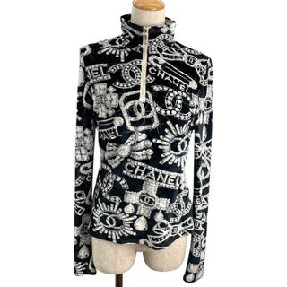 シャネル(CHANEL)の　シャネル CHANEL 総柄ハーフジップ ベロアトップス P74548 ブラック ビスコース78% ポリアミド20％ エラスタン2% レディース その他トップス(その他)