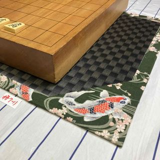  ２寸盤用錦鯉柄の将棋柄マット:盤の安定性抜群:将7-11(囲碁/将棋)