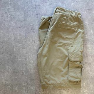 フェールラーベン(FJALL RAVEN)のフェールラーベンカーゴパンツ カーキ Lサイズ　ロゴ 伸縮 多機能リップストップ(登山用品)
